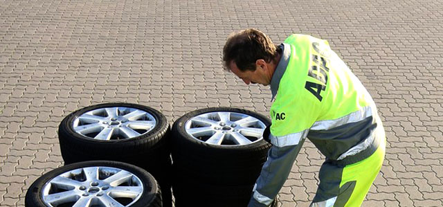 A teszteket az iparág szakemberei felügyelik. A teszteket az iparág szakemberei felügyelik.