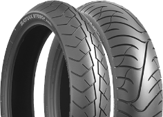 A futófelület közeli képe Bridgestone BT 020 120/70 B17 58 V Front TL M/C M
